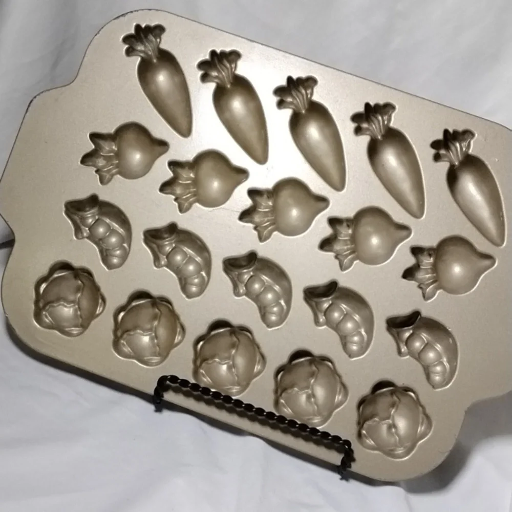 NordicWare Garden Patch Cakelet Pan